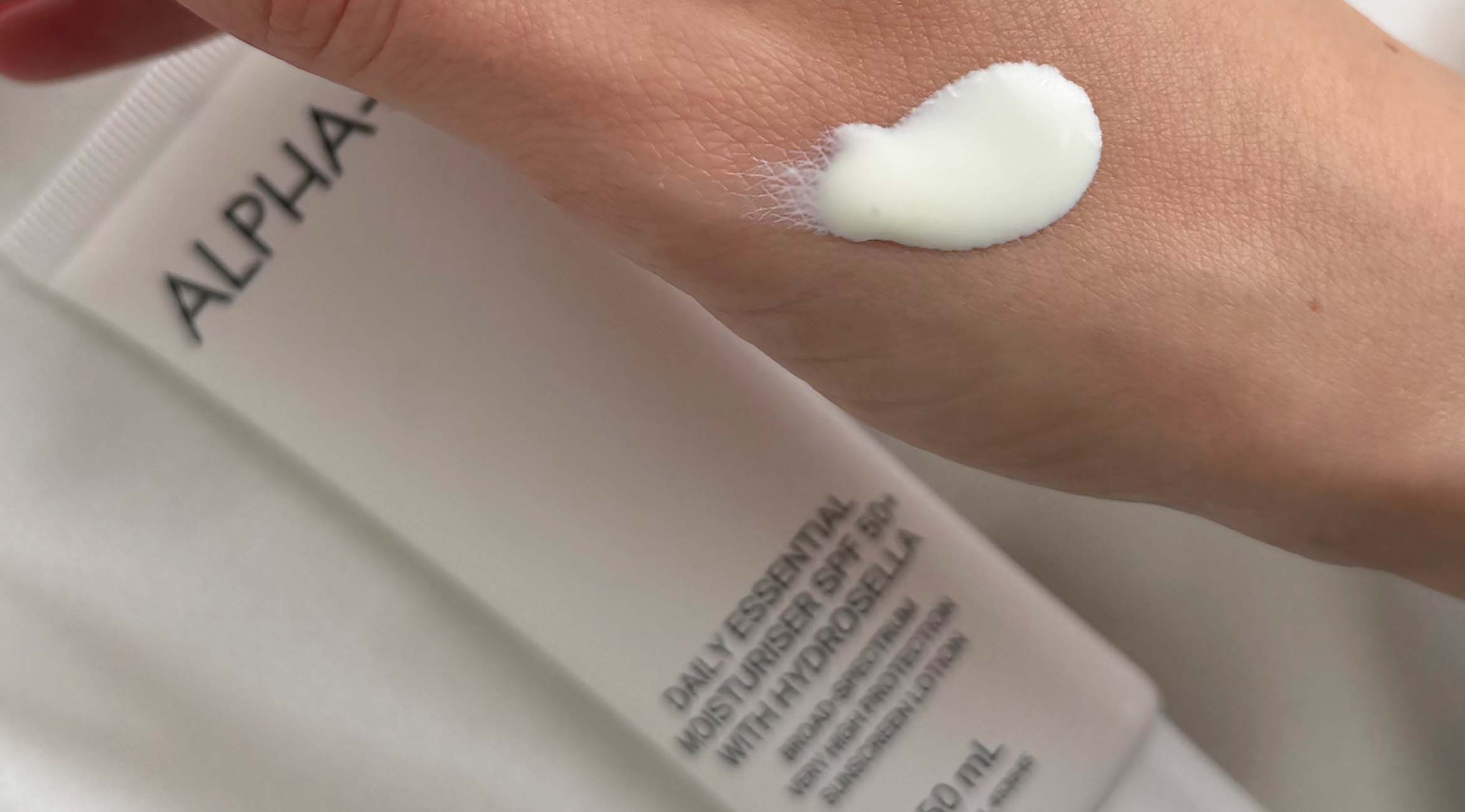 Jane Iredale Cosmetics Store -Jane Iredale Cosmetics Store Alpha H Daily Essential Moisturizer SPF 50 textuur review